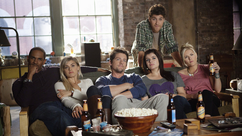 Brad Jane Dave Penny Max and Alex watching TV on Happy Endings