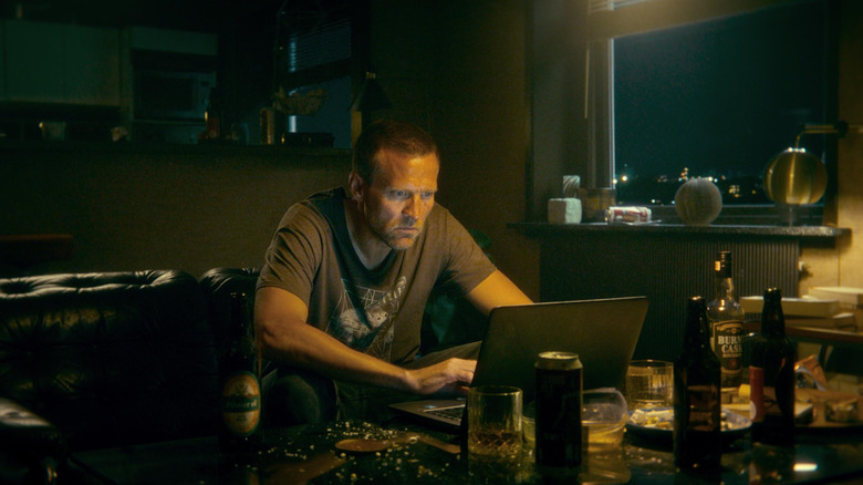 Harry working on his computer in Jo Nesbø's Detective Hole