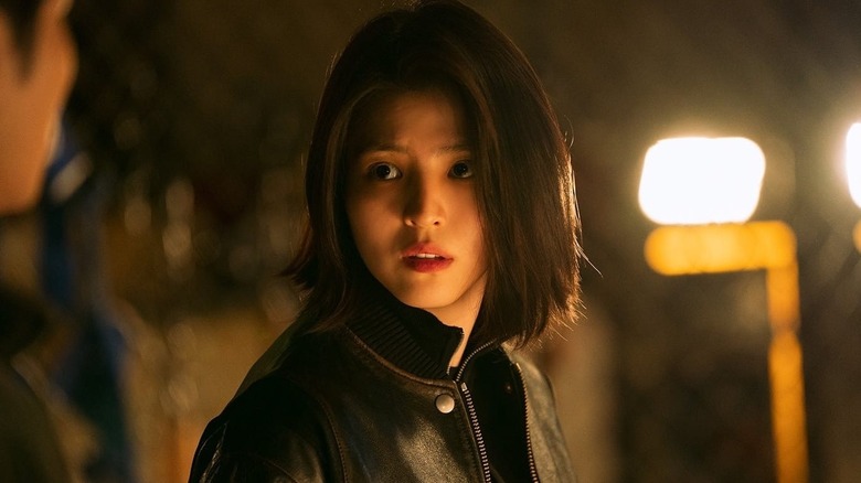 Ji-woo talking to a man just out of frame in My Name (2021)