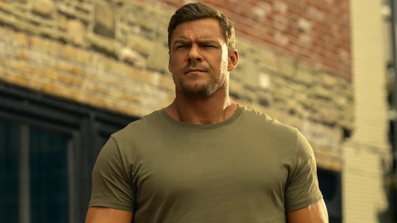Jack Reacher walking down the street in Reacher (2022)