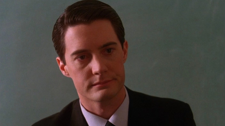 Agent Dale Cooper in front of a chalkboard on Twin Peaks