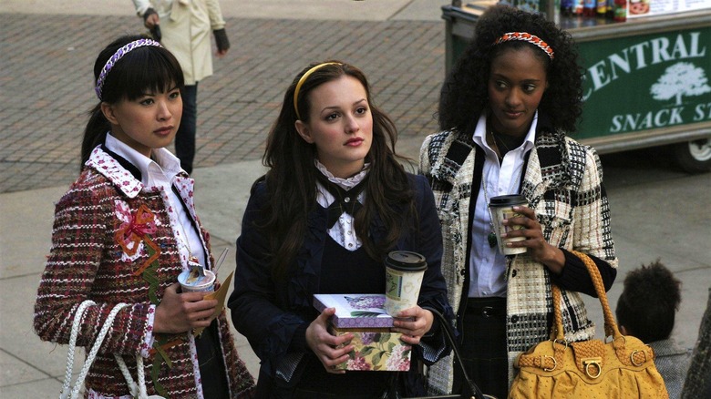 Kati Blair and Iz near the Met steps on Gossip Girl