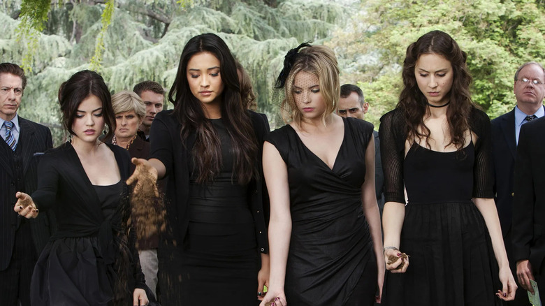 Aria Emily Hannah and Spencer graveside at a funeral on Pretty Little Liars