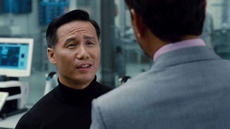 Henry Wu talking to Simon Masrani in the lab in Jurassic World