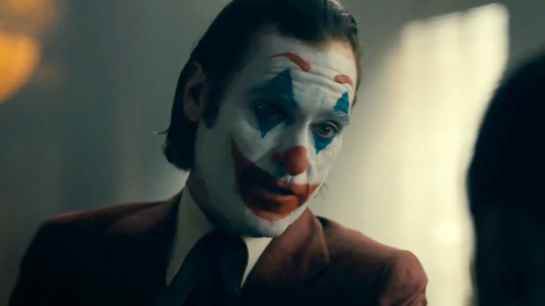 Arthur Fleck in his Joker persona in court in Joker: Folie à Deux (2024)