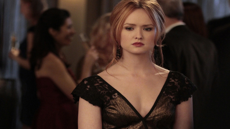 Ivy with red hair looking upset on Gossip Girl
