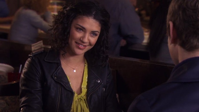 Vanessa smiling at Nate at a coffee shop table on Gossip Girl
