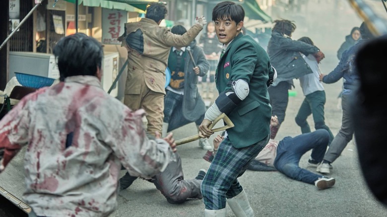 Lee Su-hyeok fleeing from zombies in All of Us Are Dead