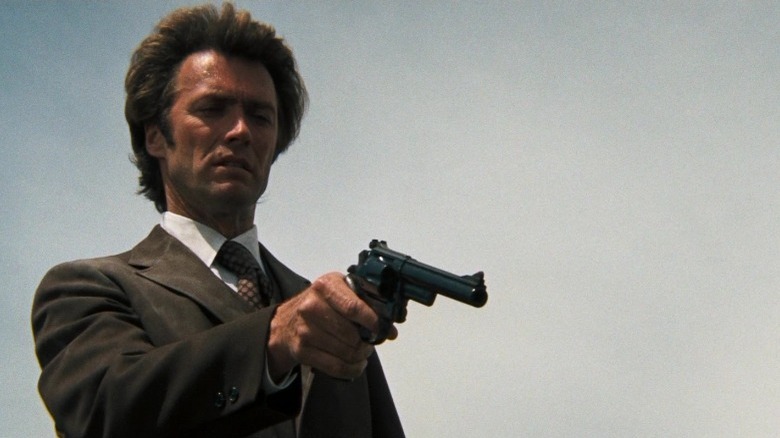   Dirty Harry apunta amb una pistola