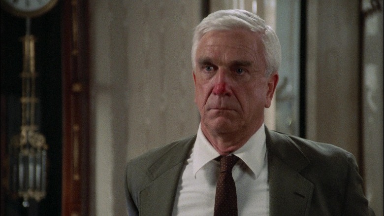 El tinent Frank Drebin amb el nas vermell