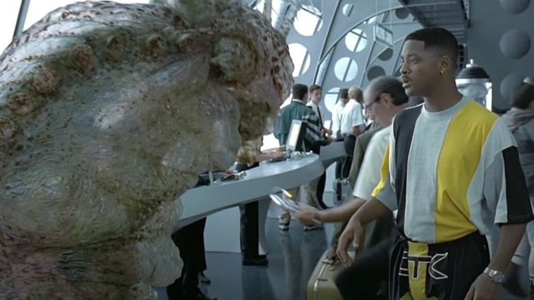 Agent J confronting alien