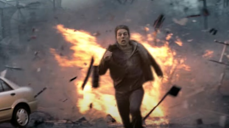 Ray Ferrier running from explosion