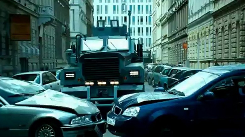 Armored truck about to slam into cars in A Good Day to Die Hard (2013)