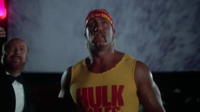 An usher pointing near Hulk Hogan in "Gremlins 2" (1990)