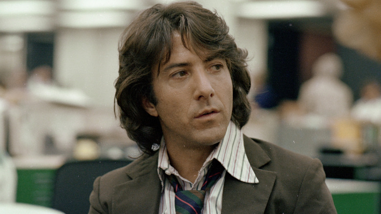 Carl Bernstein sitting in the office in "All the President's Men"