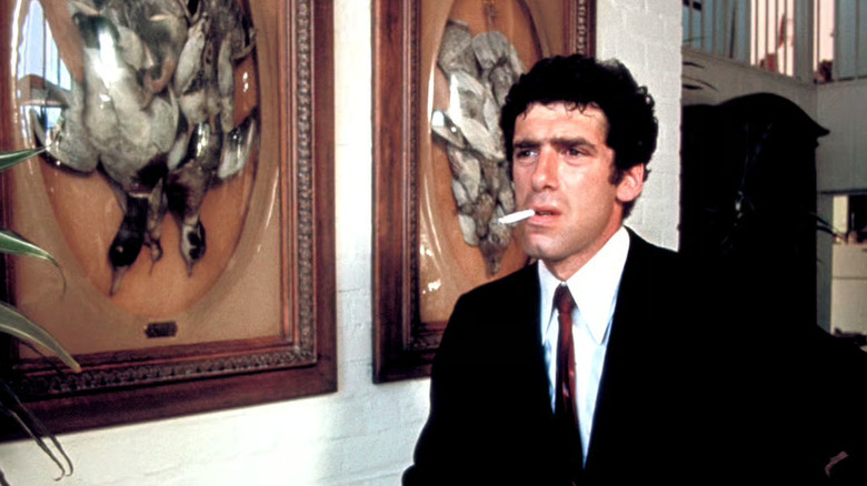 Philip Marlowe smoking in The Long Goodbye (1973)