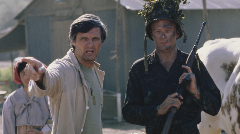 Hawkeye pointing something out to Burns in M*A*S*H (1972)