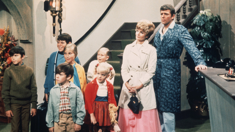 The Bradys in hotel lobby