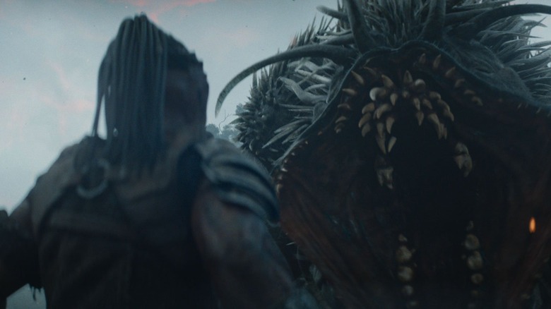 Dek confronting the Kalisk in "Predator: Badlands" (2025)