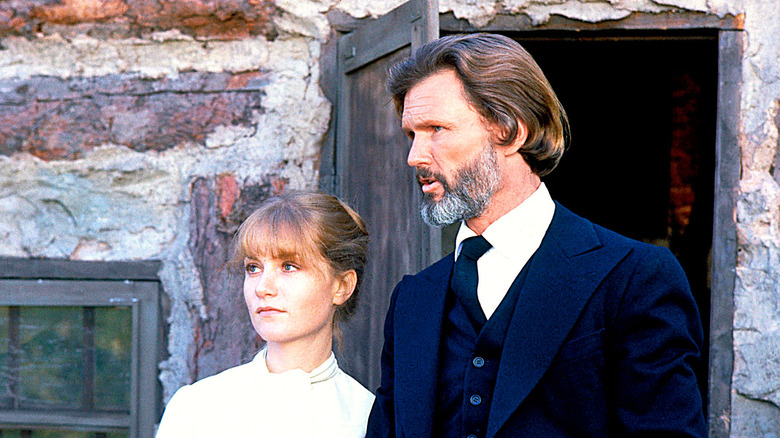 James Averill stands outside with Ellen Watson in 'Heaven's Gate' (1980)
