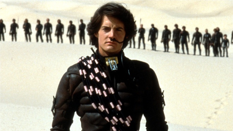 Paul Atreides standing in front of army in the desert in 'Dune' (1984)