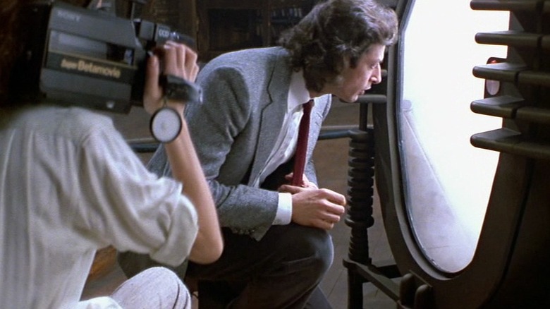 Seth Brundle looking into the transporter in 'The Fly' (1986)