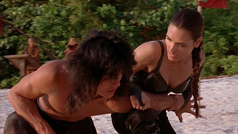 Kitana holding Liu Kang's arm in Mortal Kombat (1995)