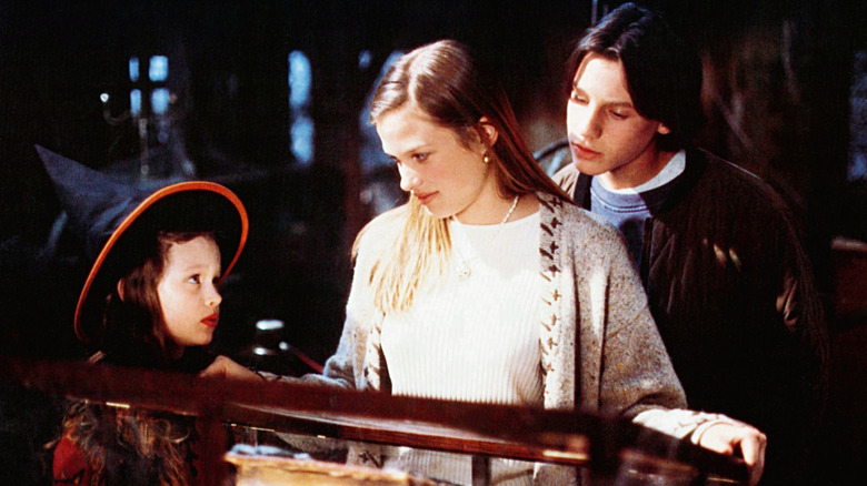 Dani, Alison, and Max looking at Winifred's spellbook in "Hocus Pocus" (1993)