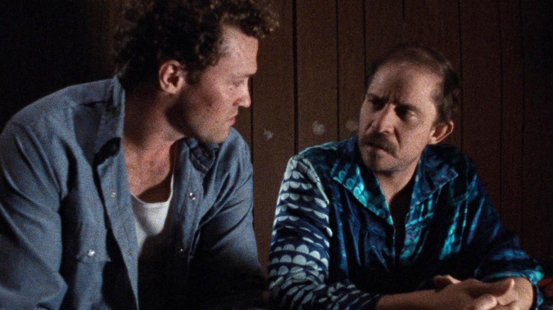 Tom Towles talks to Michael Rooker in Henry: Portrait of a Serial Killer