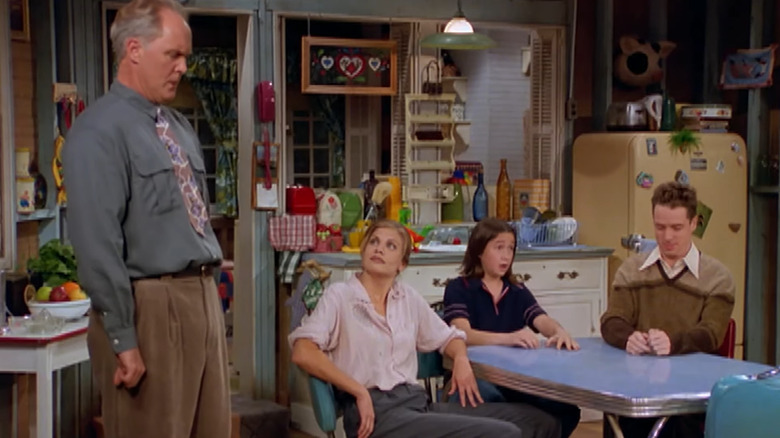 The Solomons hanging in the kitchen in 3rd Rock from the Sun