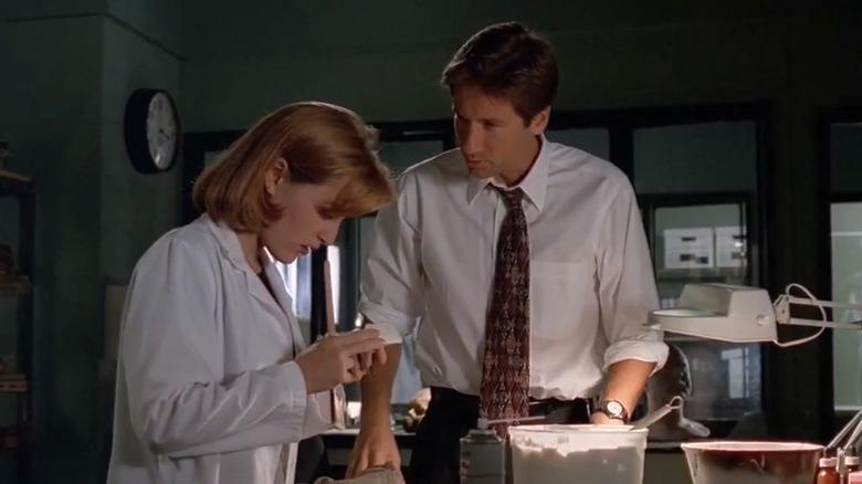 Fox Mulder looking at Dana Scully in The X-Files