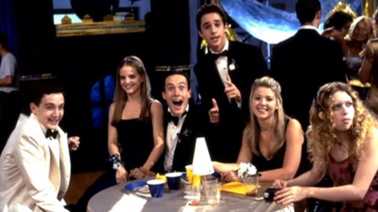 The American Pie gang poses for the camera in "American Pie"