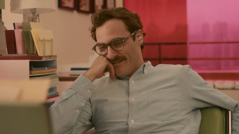 Joaquin Phoenix as Theodore Twombly at his desk in Her