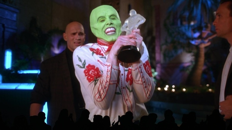 Stanley Ipkiss holding a statue in The Mask