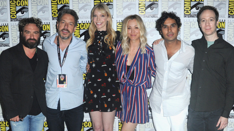 Actor Johnny Galecki, moderators John Ross Bowie, Riki Lindhome, actors Kaley Cuoco, Kunal Nayyar, and Kevin Sussman pose backstage at Comic-Con International 2017 