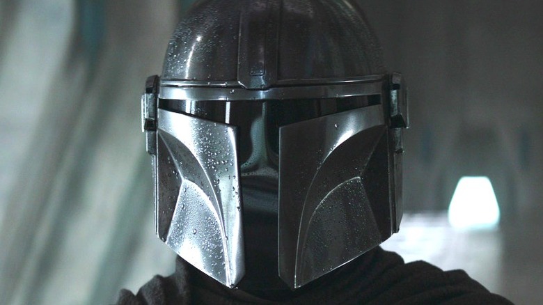 The Mandalorian standing in Mandalore temple