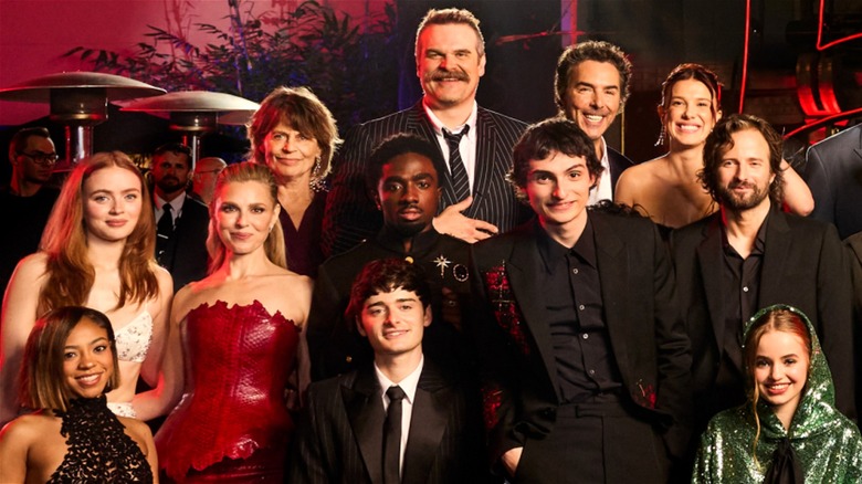 Priah Ferguson, Sadie Sink, Cara Buono, Linda Hamilton, Noah Schnapp, Caleb McLaughlin, David Harbour, Finn Wolfhard, Shawn Levy, Millie Bobby Brown, Matt Duffer, and Nell Fisher posing at "Stranger Things" Season 5 World Premiere