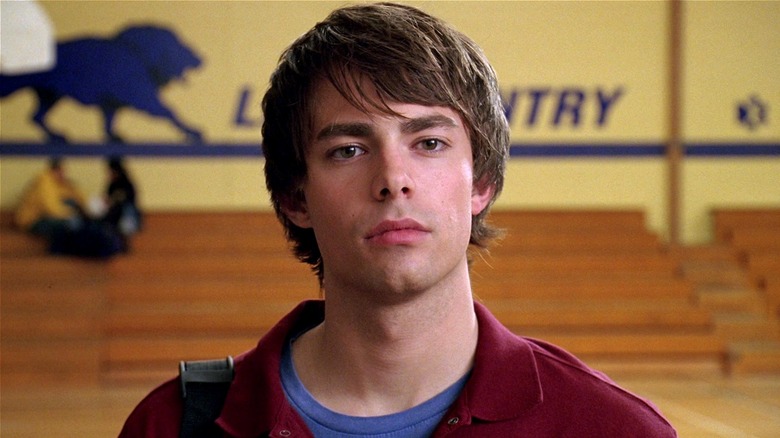 Aaron Samuels looking focused in the gymnasium in Mean Girls (2004)
