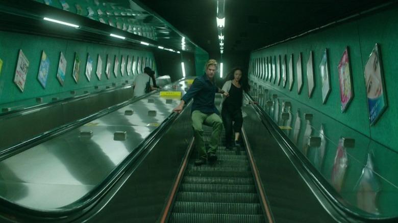 Nicholas Hathaway and Lien run down a escalator in Blackhat (2015)