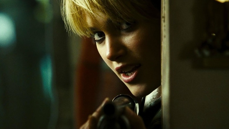 Domino Harvey peeks around a wall in Domino (2005)