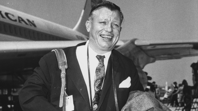 Harold Russell arriving for a 1954 conference