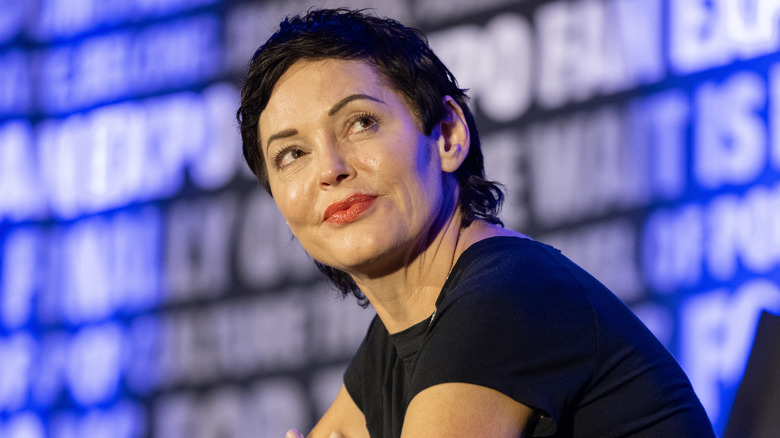 Rose McGowan looking up at a Fan Expo event