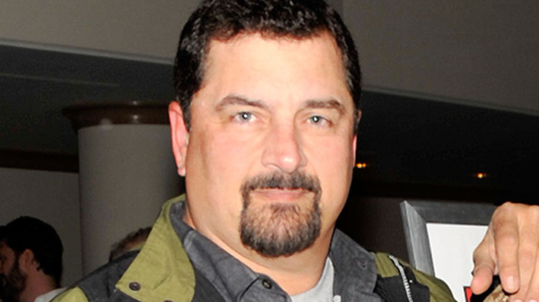 Carl Ciarfalio poses on the red carpet