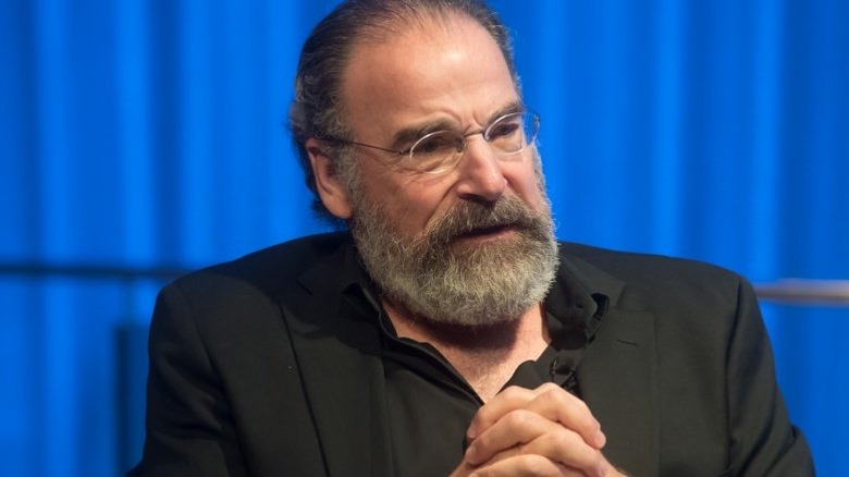 Mandy Patinkin speaking with an audience