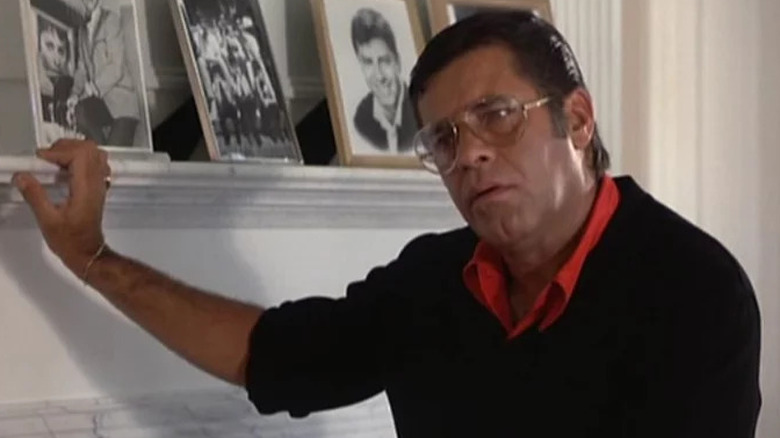 Jerry Lewis leans against a wall