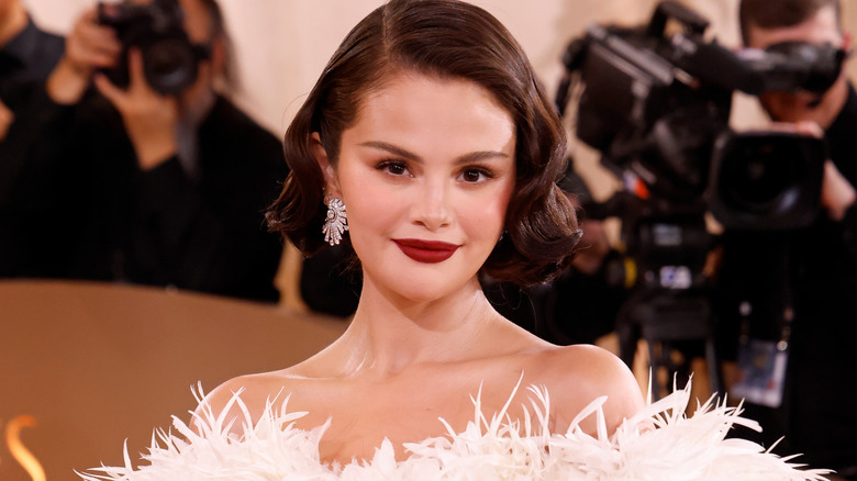 Selena Gomez at the Golden Globes in a feather shawl (2026)