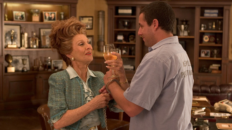 Paul Crewe drinking with Lynette in "The Longest Yard" (2005)