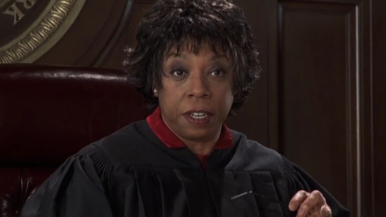 Judge Daniels speaks from the bench in "Anger Management" (2003)