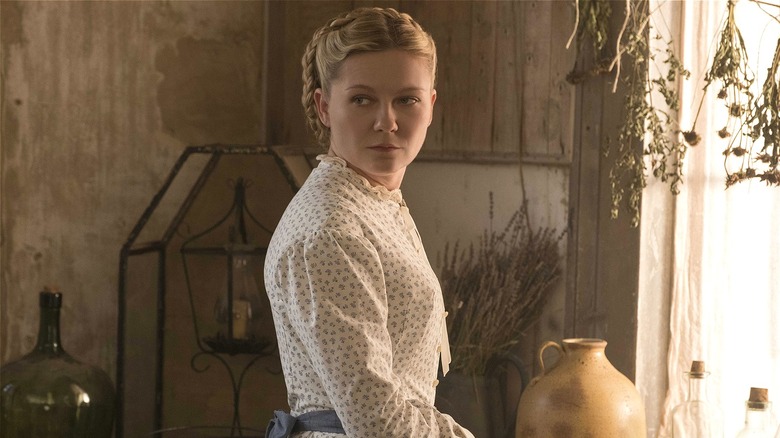 Edwina looking back in The Beguiled (2017)