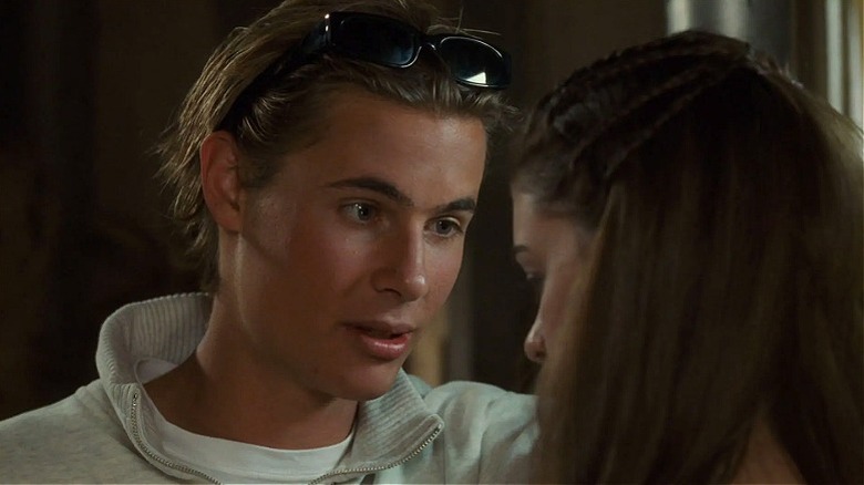 Josh leaning in close to kiss Mia in The Princess Diaries